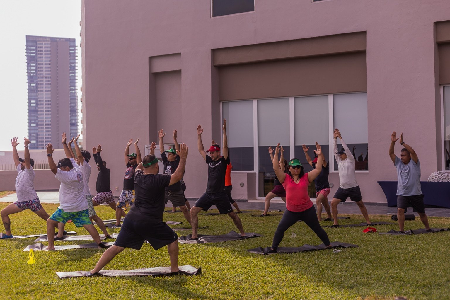 Yoga al aire libre en un evento corporativo