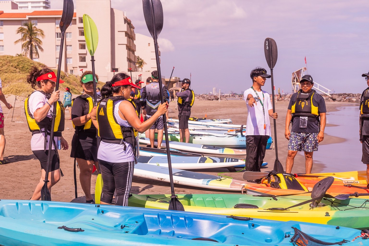 Aventura en equipo junto al mar en un evento corporativo